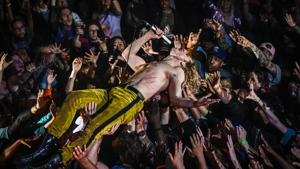 Lestat haciendo crowdsurfing en la nueva serie de AMC+.