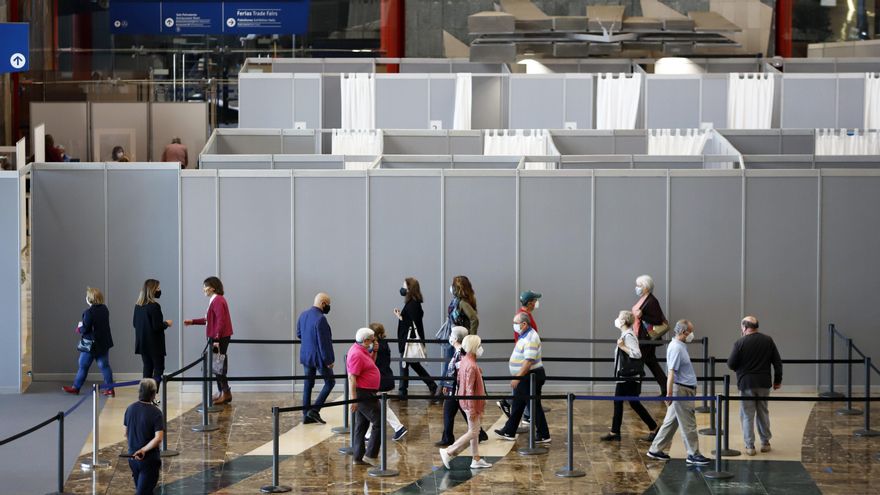 Varias personas asisten a la vacunación masima que estos días se está realizando en el Palacio de Ferias y Congresos de la capital, uno de los puntos más grandes de la comunidad andaluza donde se inoculan más viales a 05 de mayo del 2021 en Málaga.