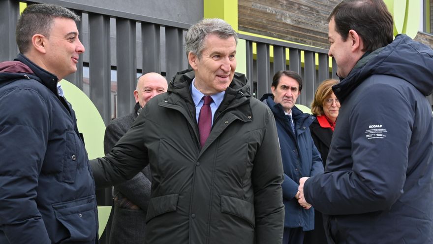 El lider del PP, Alberto Núñez Feijóo, acompañado por el presidente de la Junta de Castilla y León, Alfonso Fernández Mañueco, este jueves en Carrión de los Condes durante su visita a la empresa de construcción Medgón. EFE/ Almudena Álvarez
