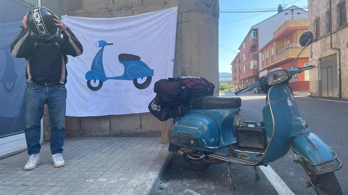 Santiago García, con su Vespa 160 durante el viaje entre Ponferrada y Roma. 