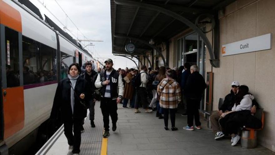 Renfe culpa a un "conflicto laboral por el traspaso" de los retrasos y las cancelaciones de Rodalies este sábado