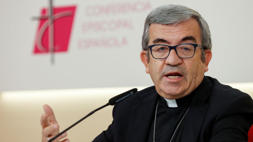 El portavoz de la Conferencia Episcopal Española, Luis Argüello, ofrece una rueda de prensa tras la reunión de la Comisión Permanente de los obispos este jueves en Madrid. EFE/J.J. Guillén