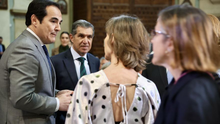 El consejero de Justicia; José Antonio Nieto (i); y el presidente del Tribunal Superior de Justicia de Andalucía, Lorenzo del Río (2i); , en una imagen de archivo.