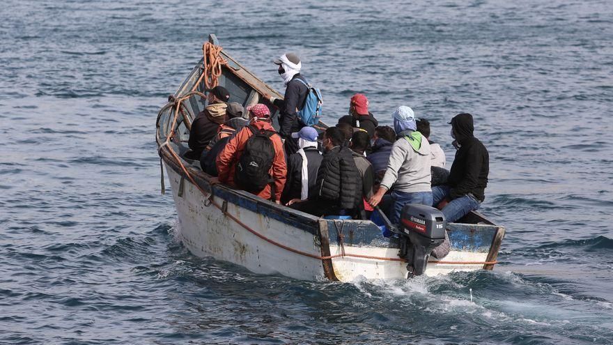 Fraudes, abusos y captaciones en peluquerías: dentro de las redes de tráfico de migrantes entre África y Canarias