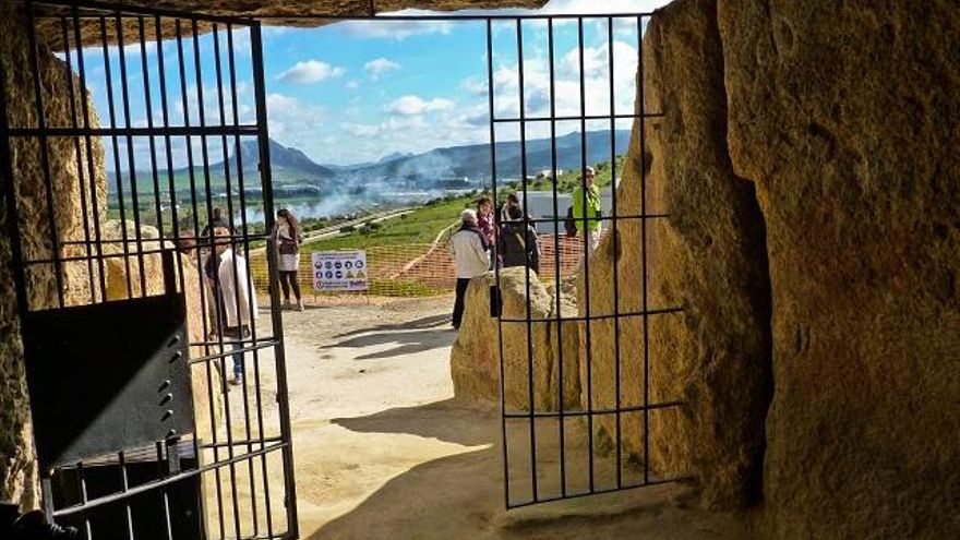 La entrada del Dolmen de Menga apunta a la Peña de los Enamorados.