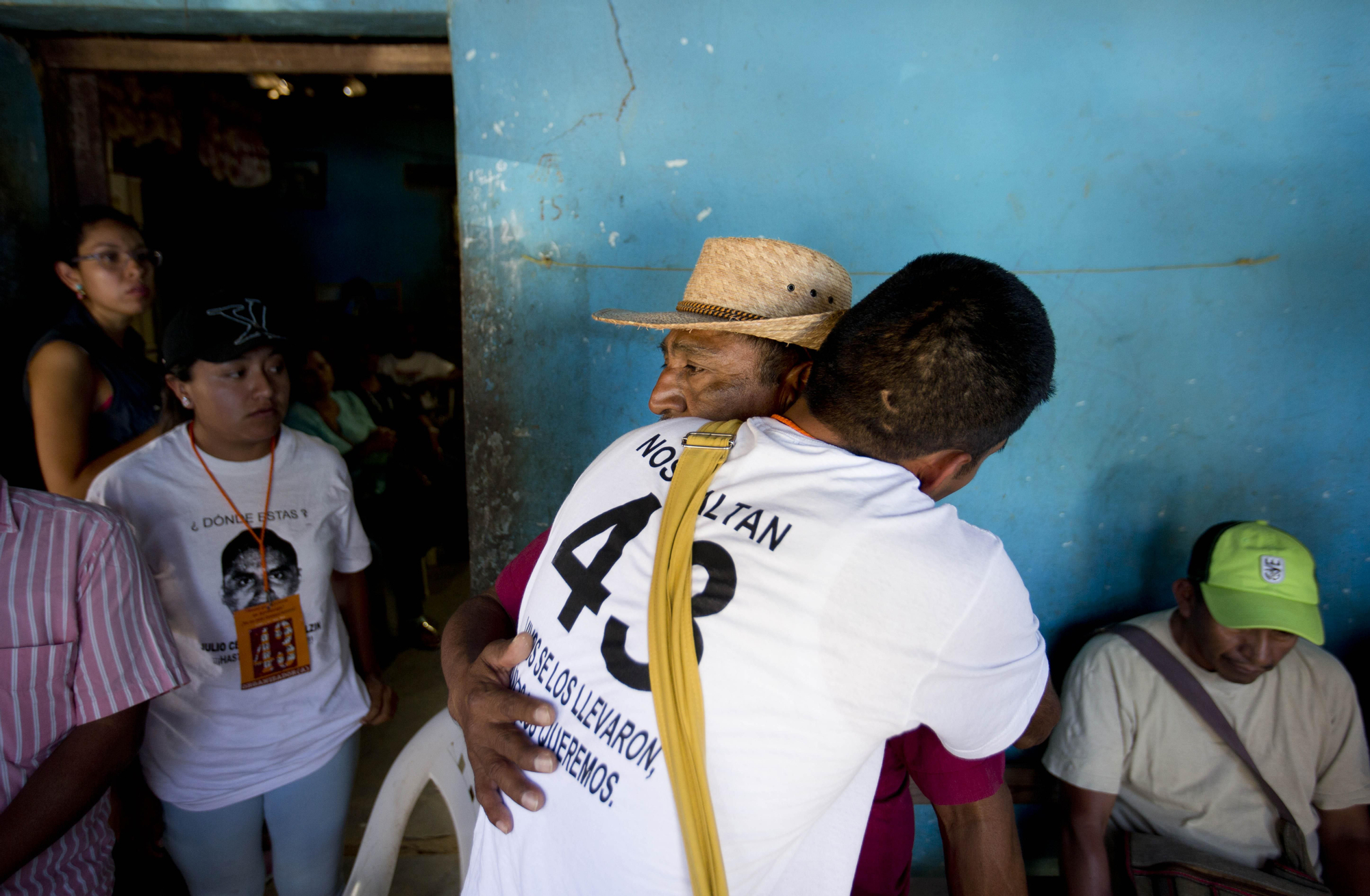SEPTIEMBRE. En México, autoridades que se cree actuaban en connivencia con redes delictivas organizadas, atacaron e hicieron desaparecer a 43 estudiantes de Magisterio en la ciudad de Iguala, estado de Guerrero. El 7 de diciembre se identificaron los restos de uno de los estudiantes. Los otros 42 continúan desaparecidos.© AP Photo/Eduardo Verdugo