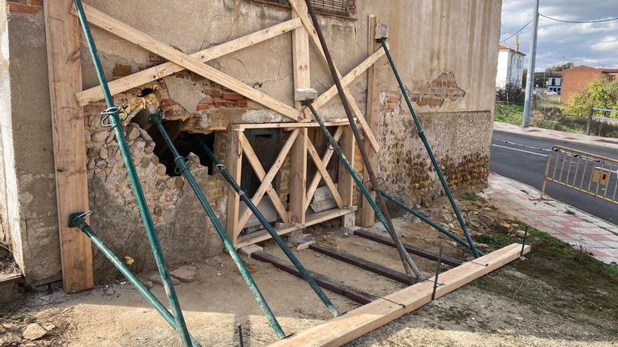 Apuntalamiento de una casa abandonada en Armunia