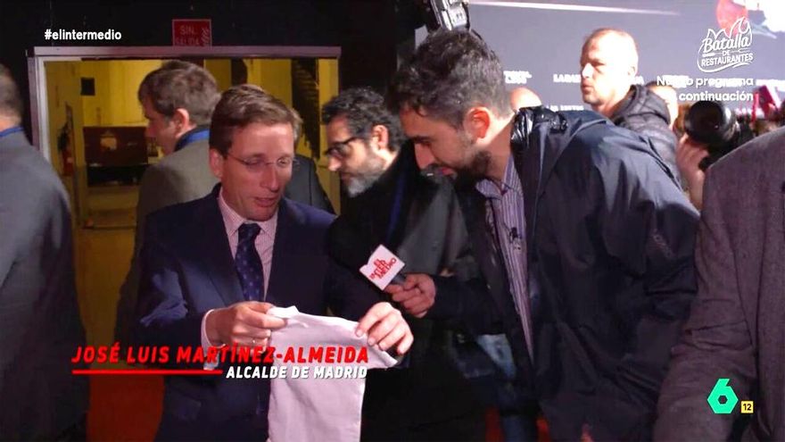 La reacción de Almeida a un regalo de 'El Intermedio': "Wyoming no muere porque bicho malo nunca muere"