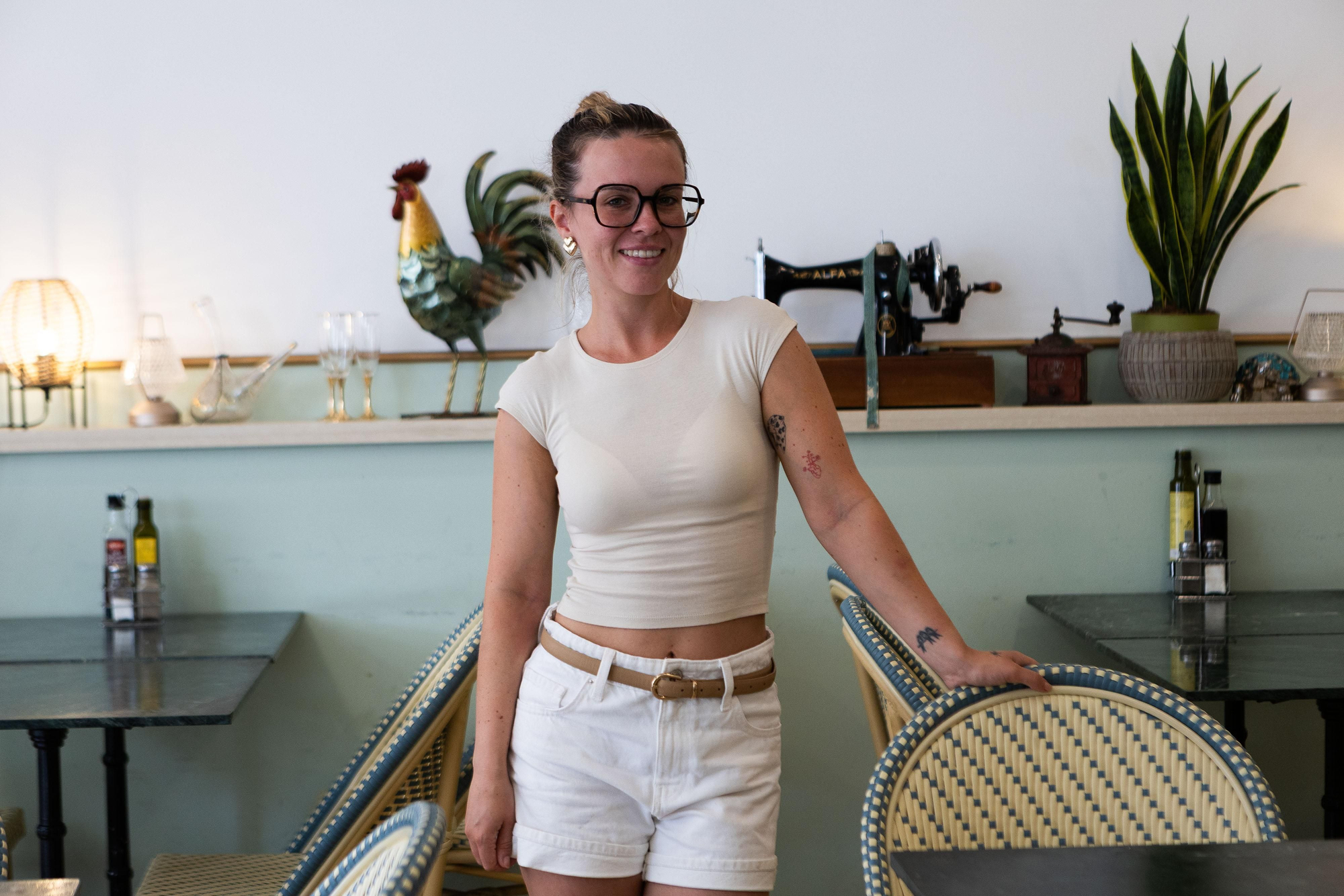 Aina, encarregada del bar Can Tamany: "Més que al nombre de turistes, el que notem és un canvi en el tipus de client que consumeix i en la quantitat que consumeix"