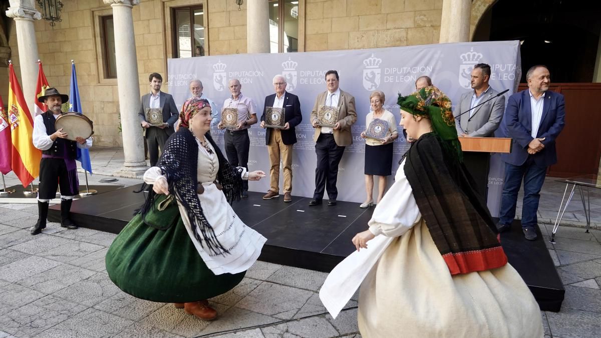 Los pendones leoneses viajarán a las Casas de León para dar a conocer su tradición fuera de la provincia