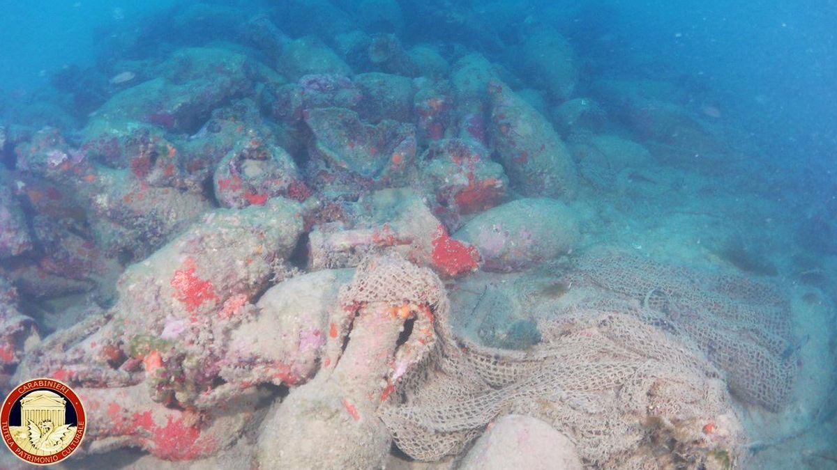 Descubren en Sicilia un barco romano de hace más de 2.000 años cargado con cientos de ánforas