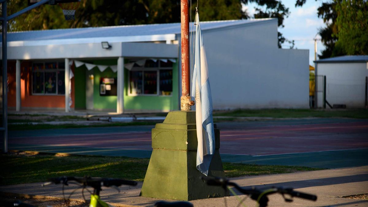 La bandera sin izar en la Escuela Mariano Moreno, sobre la calle Bullo al 1400. El comienzo de la tragedia.