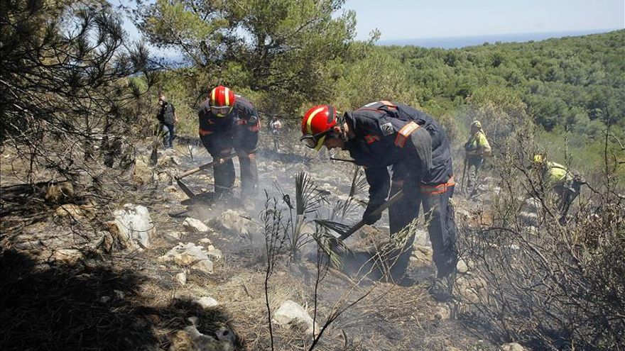 Incendio en Castellón obliga a desalojar viviendas y a cortar dos carreteras