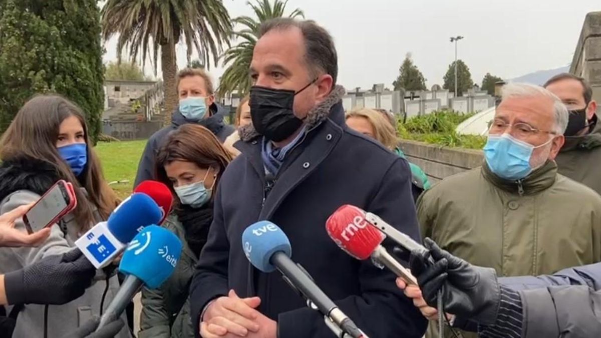 Carlos Iturgaiz en el cementerio de Zarautz.