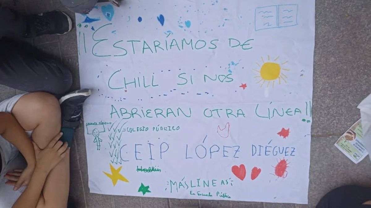 Una pancarta que pide más líneas en el López Diéguez.