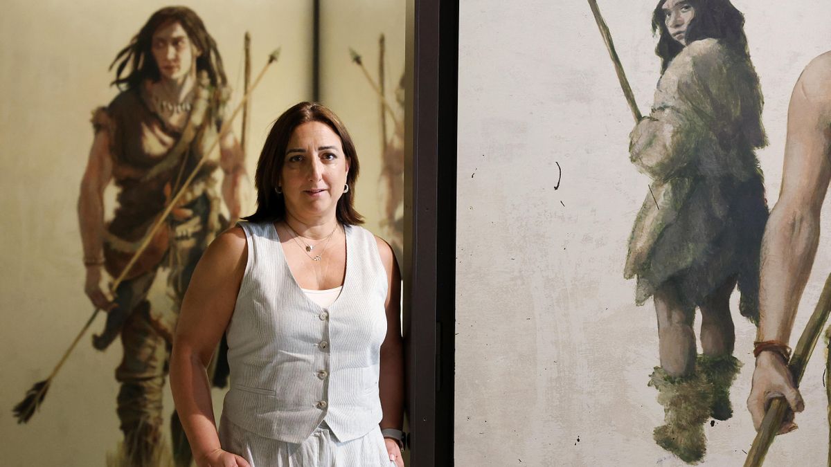 La catedrática y divulgadora, junto a representaciones de mujeres en el MAN