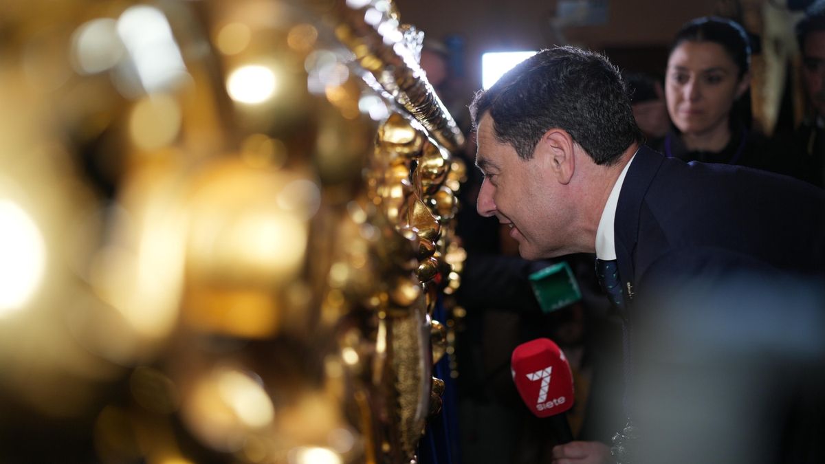 Juan Manuel Moreno, junto a un paso de Semana Santa en Jaén.