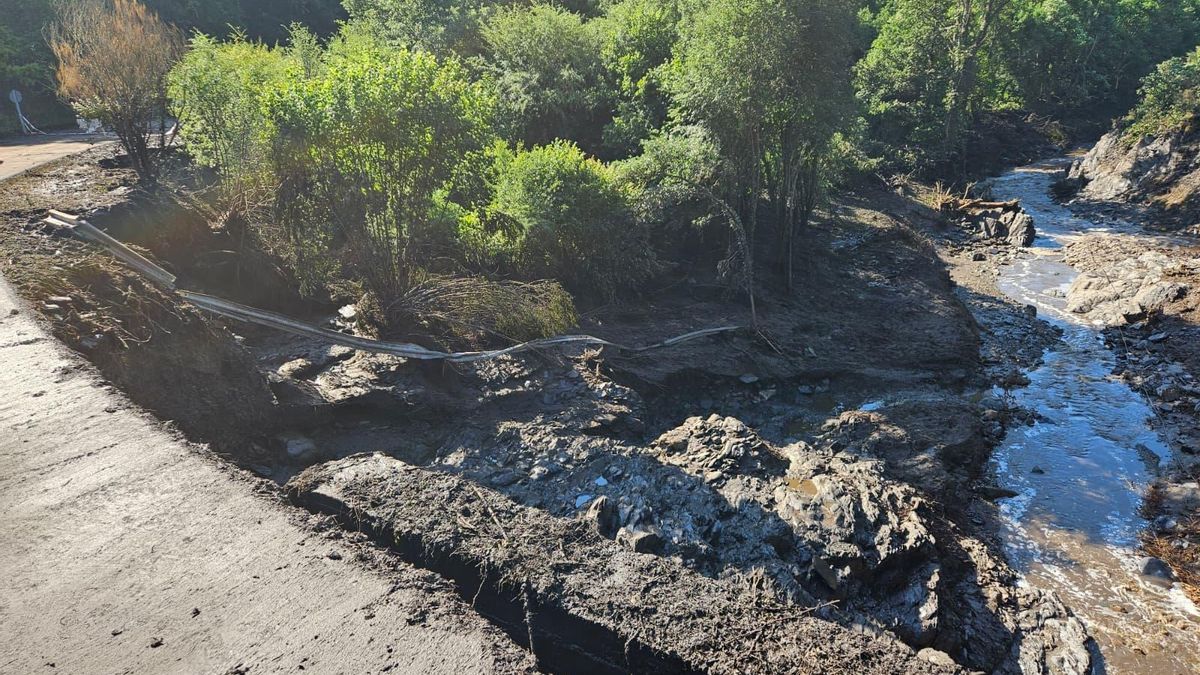 La carretera de acceso al Valle de Fornela, destrozada por una tormenta y los arrastres de los incendios del verano 2025.