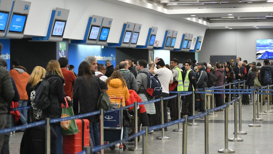 Paro de pilotos y tripulantes: 37.000 pasajeros afectados y más de 300 vuelos cancelados