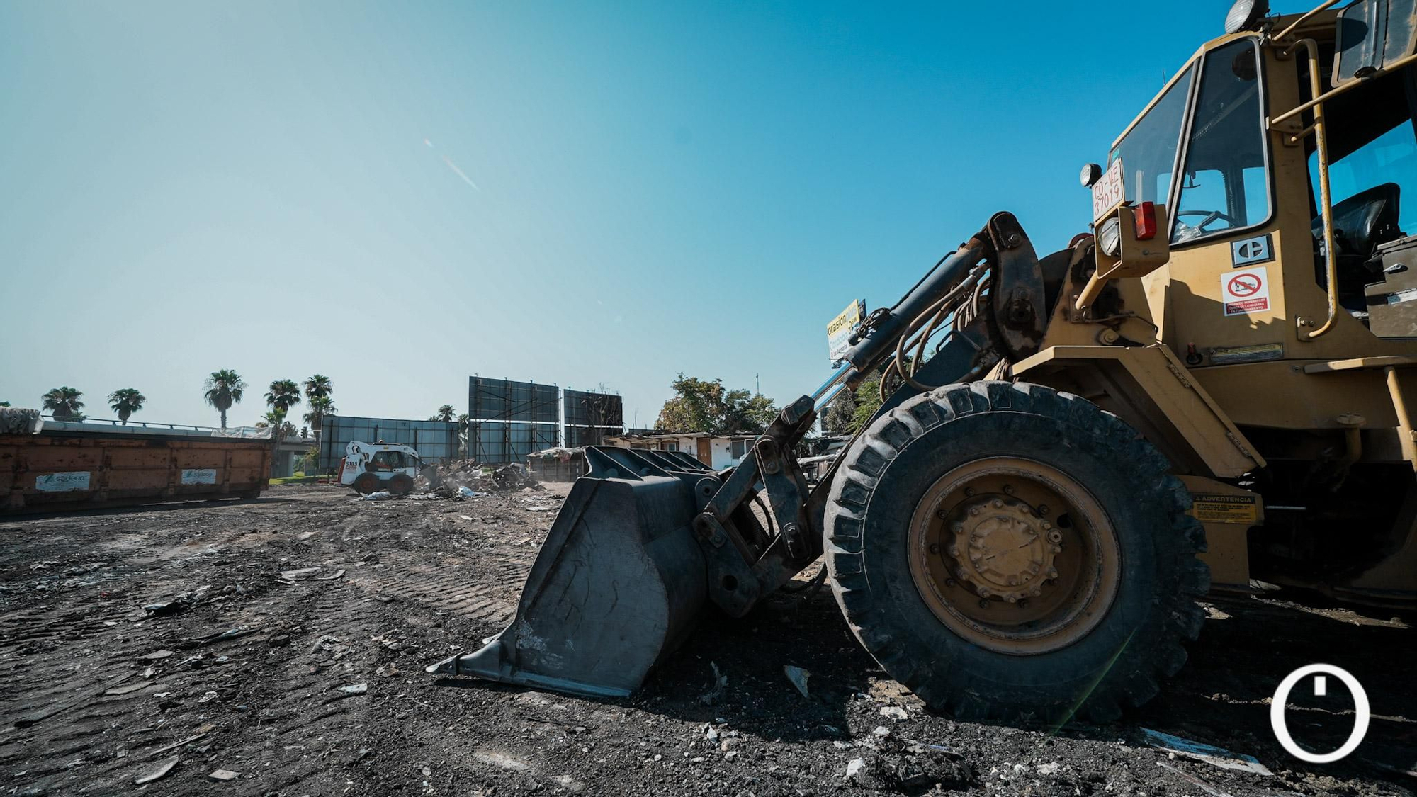 Limpieza de las chabolas frente al Carrefour Zahira