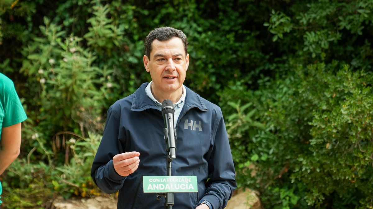 Juanma Moreno recorre el sendero de la fase 3 del Cinturón Verde de Córdoba junto a representantes del PP andaluz