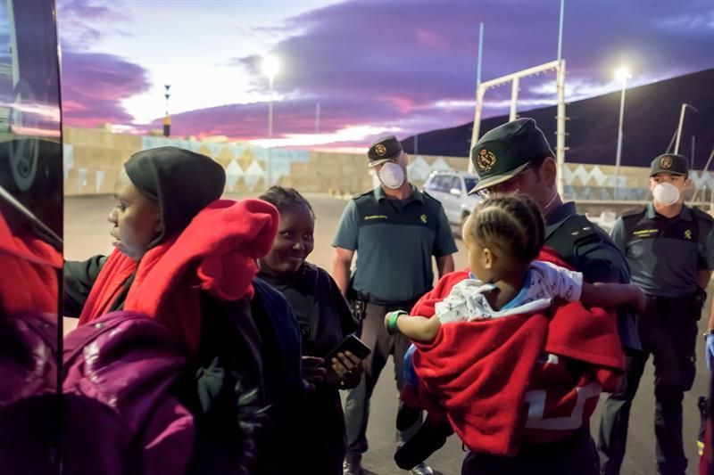 Llegada al puerto de Gran Tarajal de las personas rescatadas por Salvamento. (EFE/Carlos de Saá).