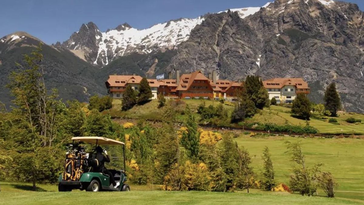 El Llao Llao, el lujoso hotel de Bariloche que es sede de una cumbre de empresarios magnates.