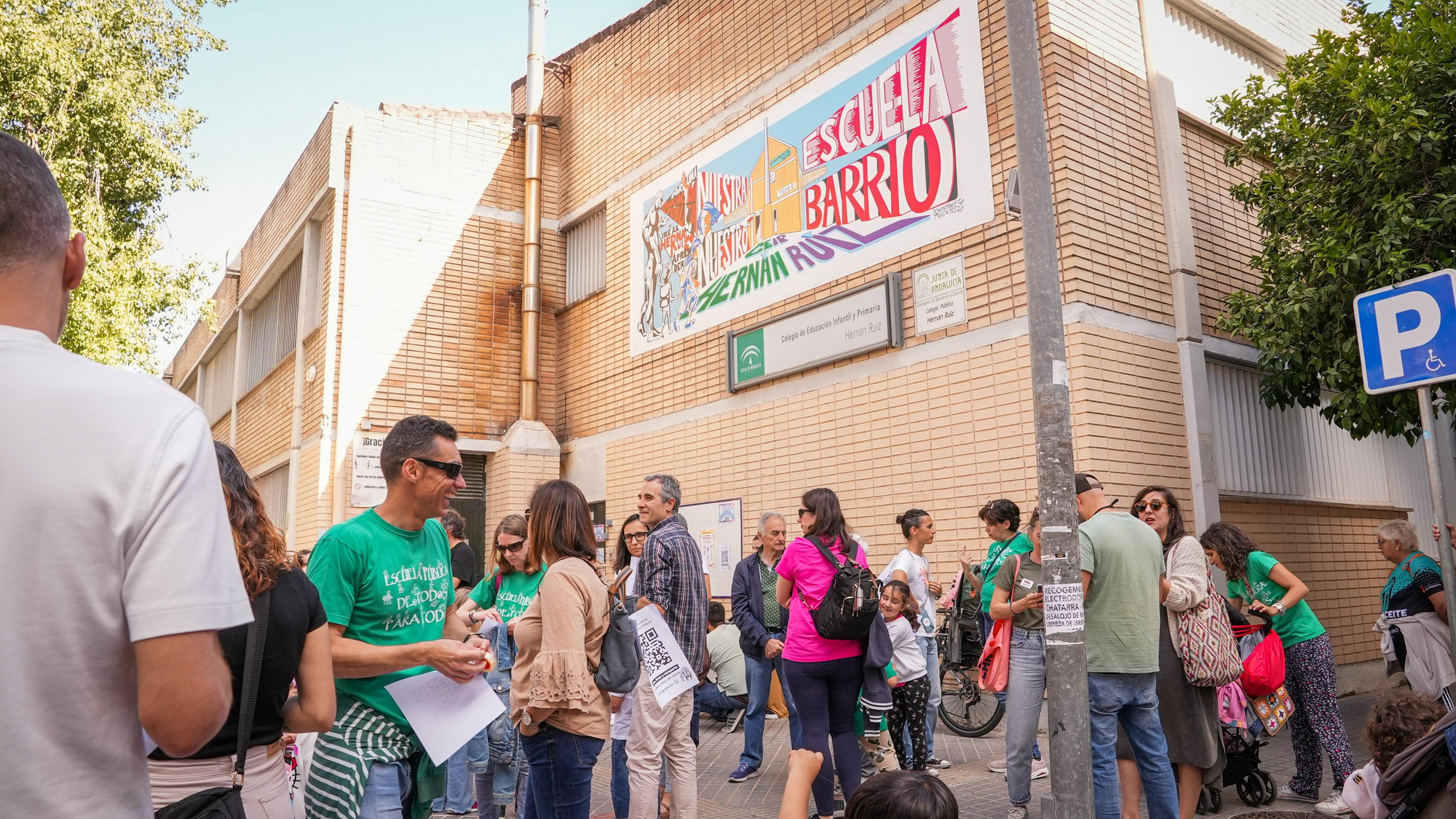 Ruta de familias CEIP Hernán Ruiz у CEIP López Diéguez para reclamar más líneas educativas en ambos centros