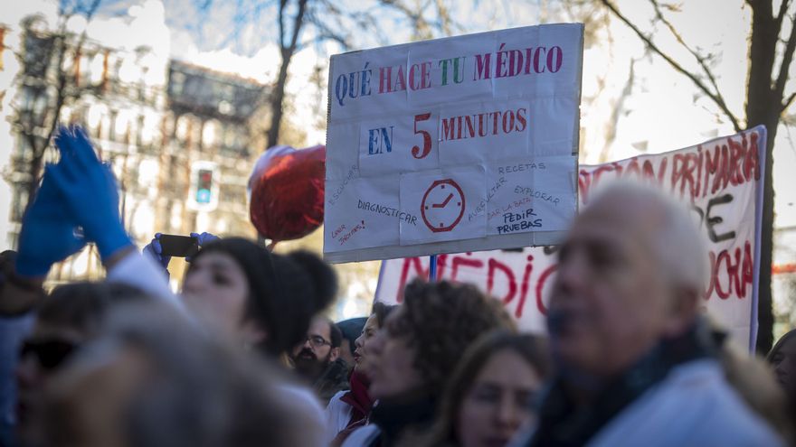 Varias personas marchan, algunas con batas blancas, durante una manifestación convocada por médicos y pediatras de Atención Primaria, a 1 de febrero de 2023, en Madrid (España).
