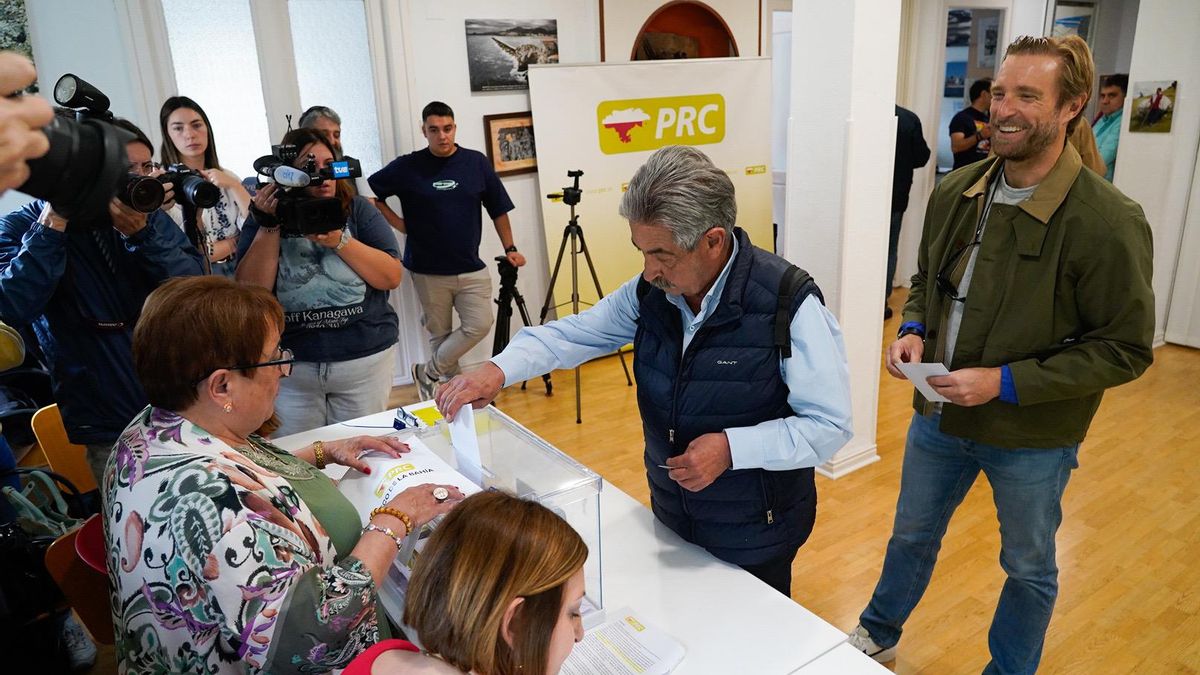 Miguel Ángel Revilla vota en la sede santanderina del PRC.