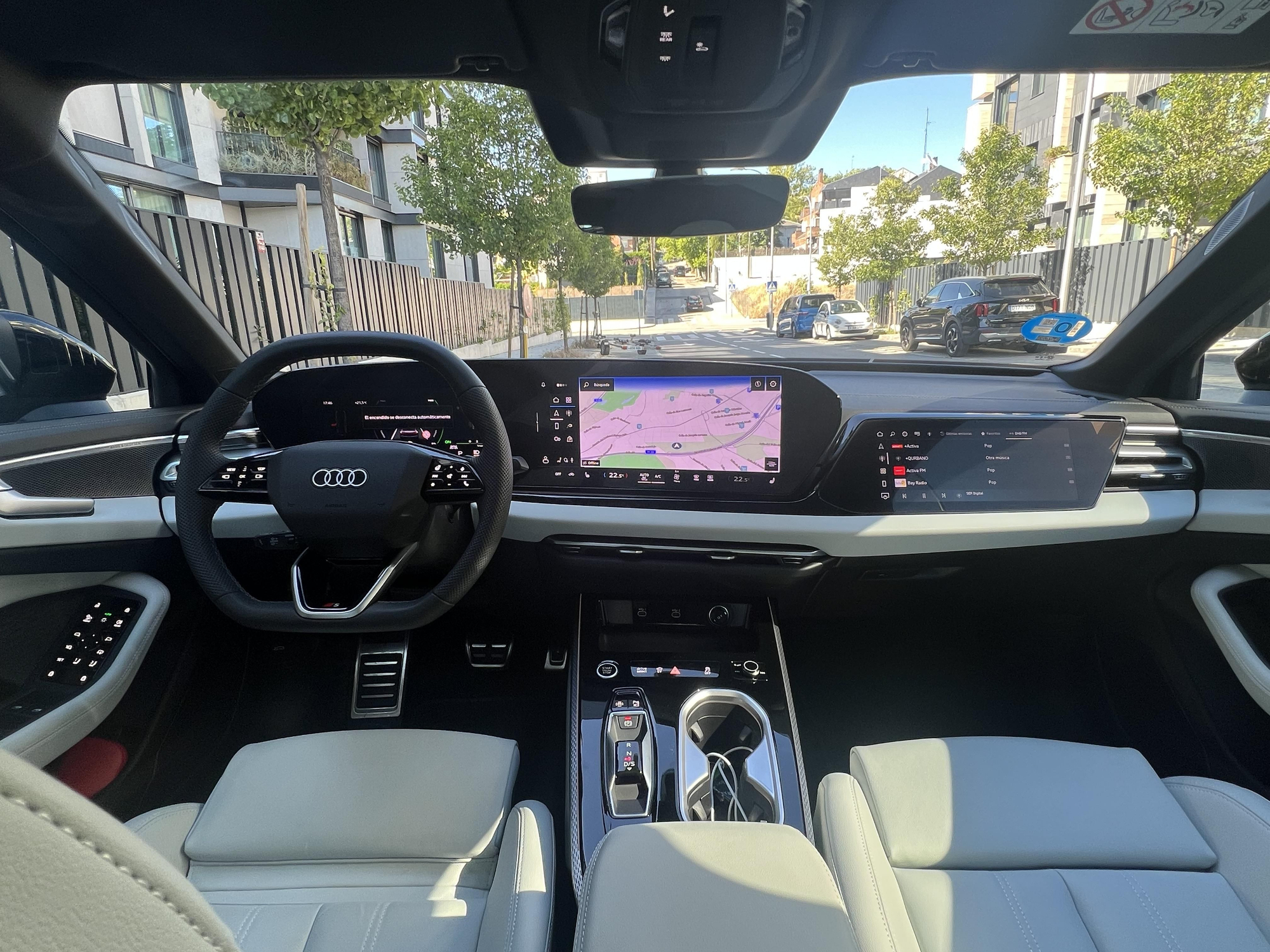 Salpicadero y plazas delanteras del Audi A6 e-hybrid.