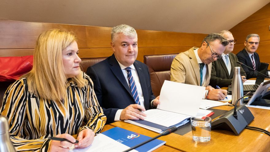 El consejero de Economía y Hacienda, Luis Ángel Agüeros, comparece en comisión parlamentaria para presentar el proyecto de Presupuestos de 2026.