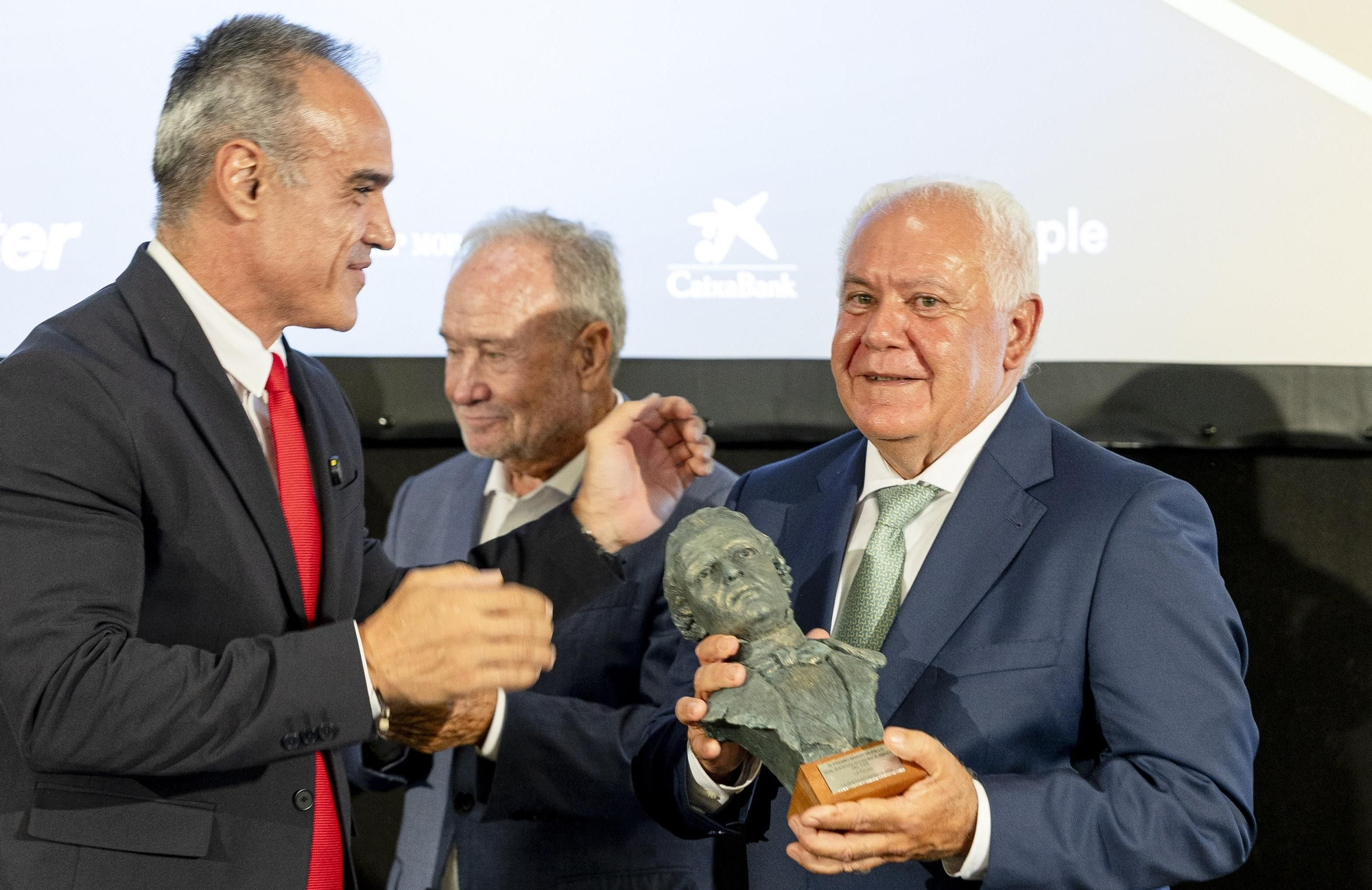 Jorge Pais en el momento de recibir el premio.