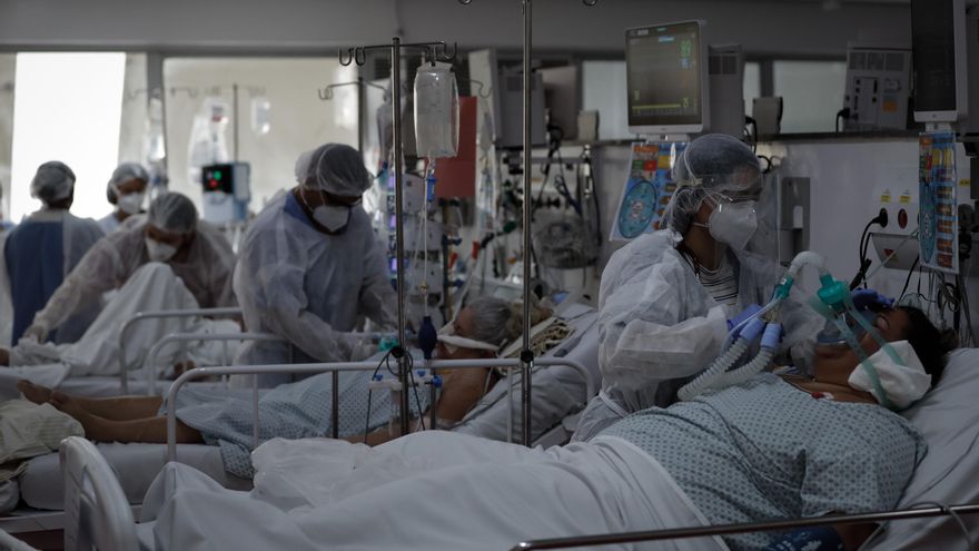 Personal médico trabaja en el área covid de un hospital en Sao Paulo (Brasil). Fotografía de archivo. EFE/Fernando Bizerra