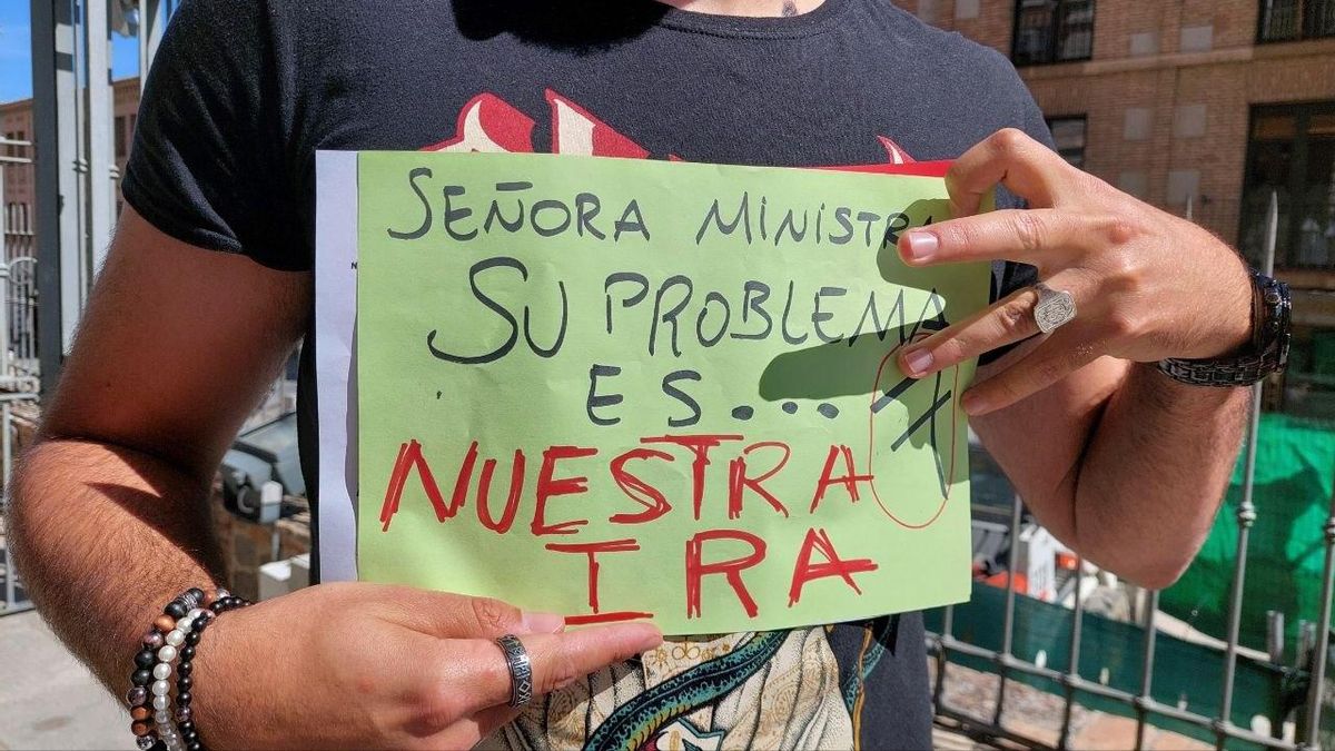 Uno de los carteles durante la visita de la ministra de Vivienda a Toledo
