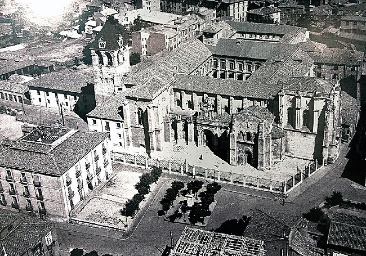 La Colegiata de San Isidoro antes de la primera mitad del siglo XX.