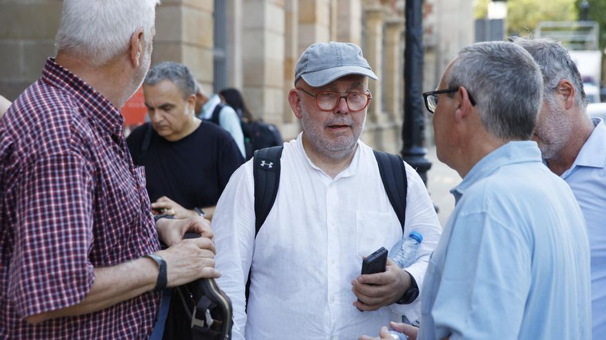 El abogado de Puigdemont, Gonzalo Boye, a las puertas del Parlament.