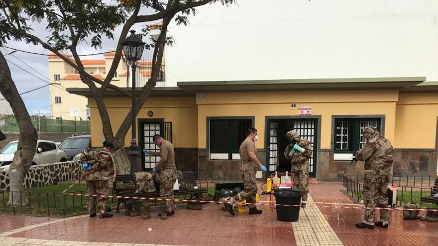 Tareas de limpieza del Ejército de Tierra en San Miguel de Abona.