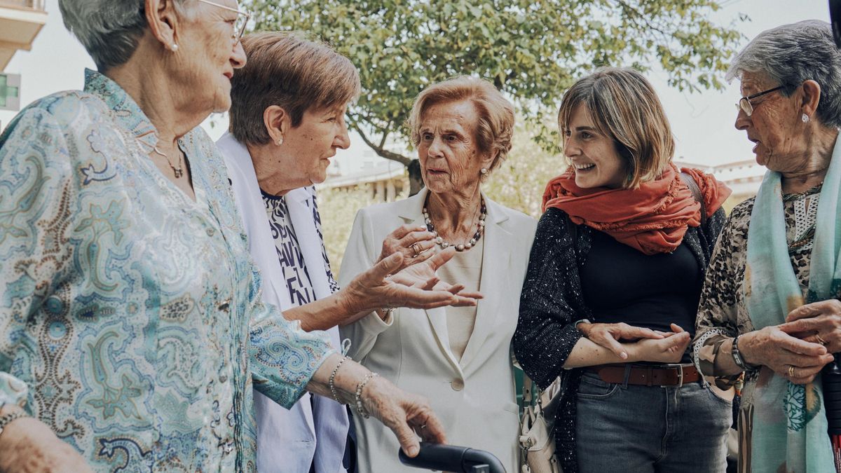 Personas mayores paseando y charlando con alguien más joven
