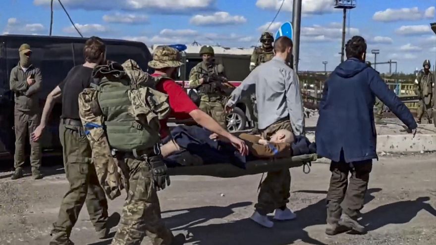 Imagen de un vídeo del Ministerio de Defensa ruso con evacuados de la planta de Azovstal en Mariúpol el 17 de mayo de 2022