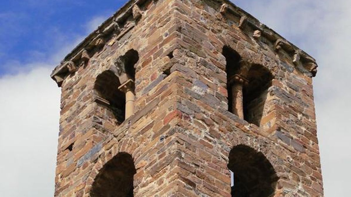 La estructura alcanza los 16 metros de altura y remata en un tejado de pizarra a cuatro aguas con forma de pirámide