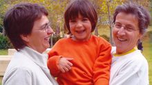 Seis jóvenes adultos criados por lesbianas o gays desmontan las leyendas urbanas sobre familias homoparentales