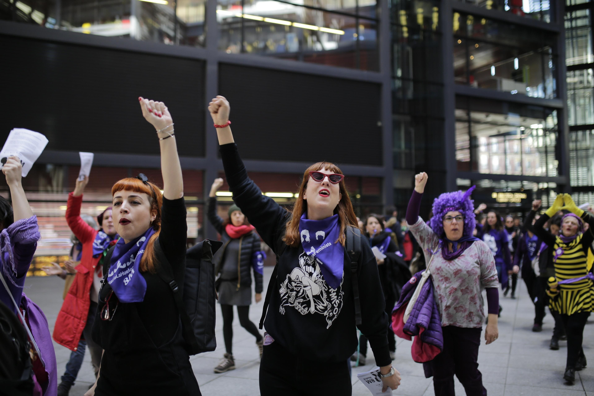 Manifestantes participan en una de las convocatorias del 8M en Madrid, en las inmediaciones del museo Reina Sofía. Olmo Calvo
