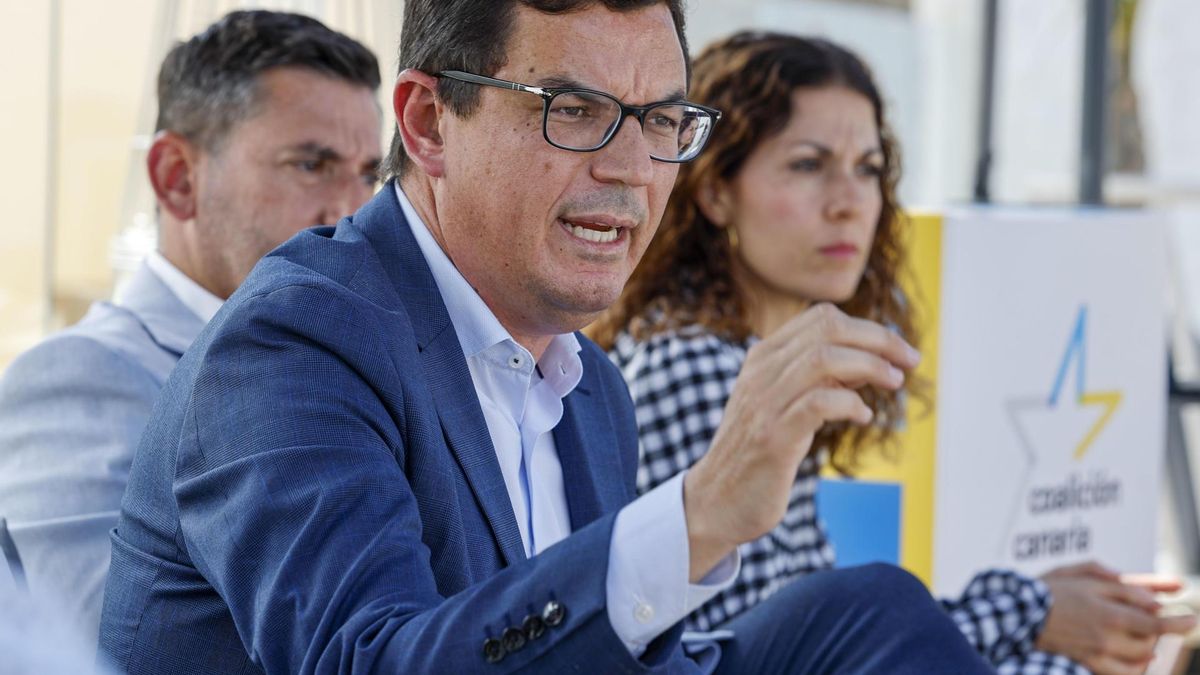 El secretario general de Coalición Canaria en Gran Canaria, Pablo Rodríguez (c), presentó este miércoles su candidatura a repetir en el cargo durante otros cuatro años.EFE/ Elvira Urquijo A.