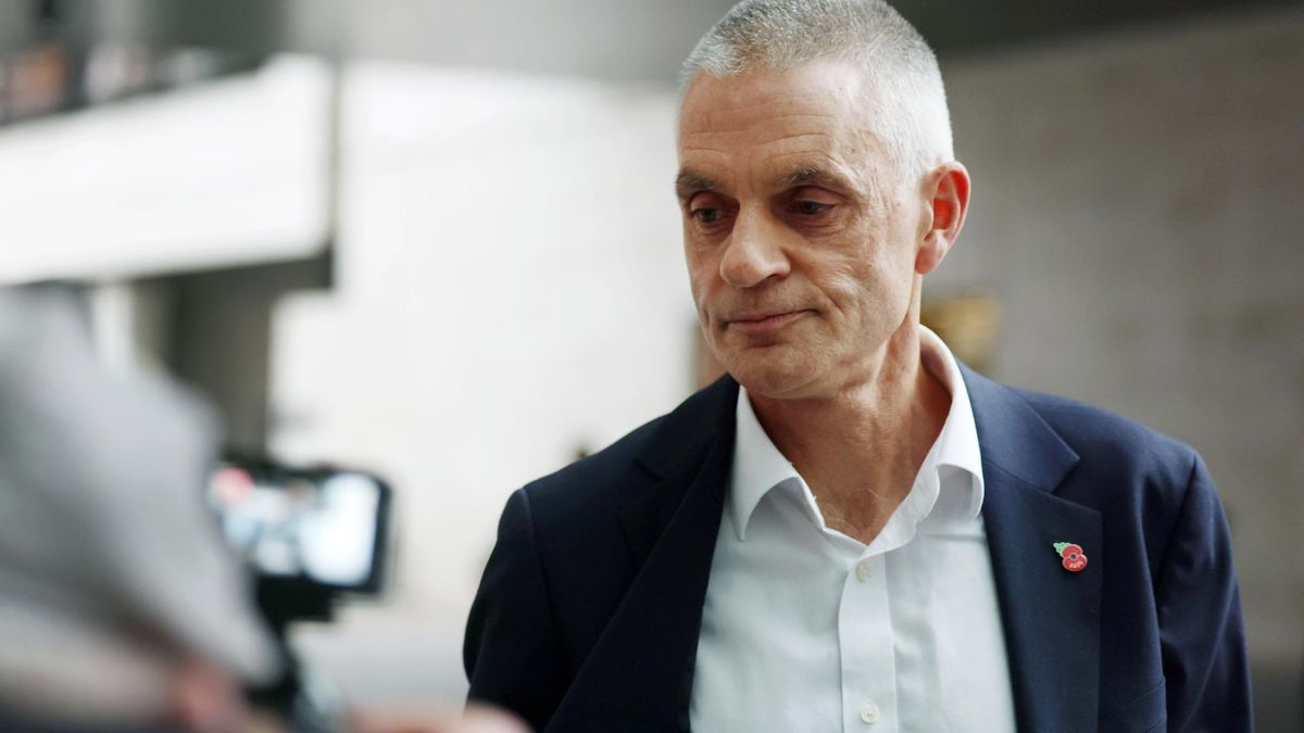 Tim Davie, el dimitido director general de la BBC, en la sede de la radiotelevisión pública en Londres este martes.