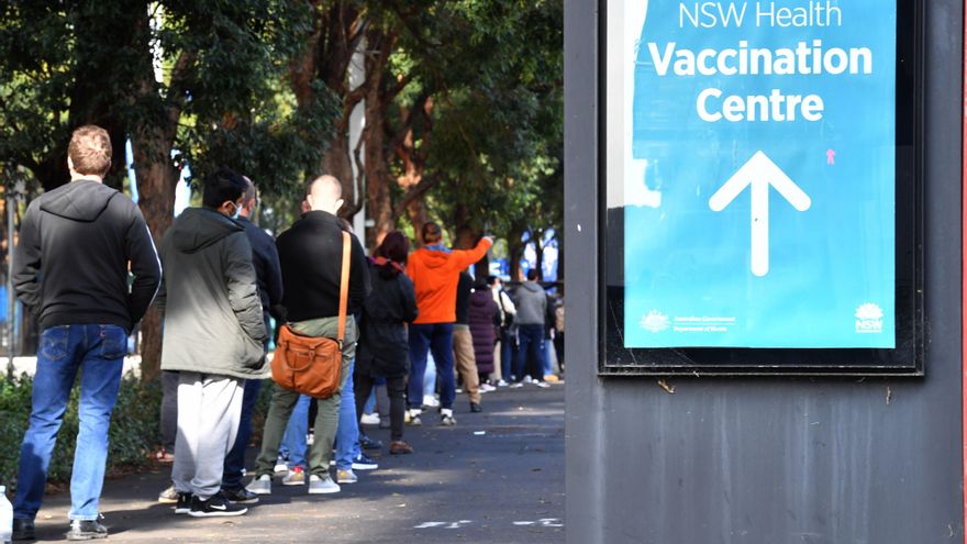 La gente hace cola para recibir su vacuna COVID-19 en el Centro de Vacunas de Nueva Gales del Sur en el Parque Olímpico Homebush en Sydney, Australia. EFE/EPA/MICK TSIKAS