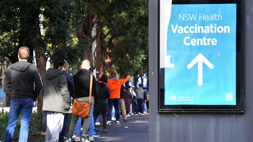 La gente hace cola para recibir su vacuna COVID-19 en el Centro de Vacunas de Nueva Gales del Sur en el Parque Olímpico Homebush en Sydney, Australia. EFE/EPA/MICK TSIKAS