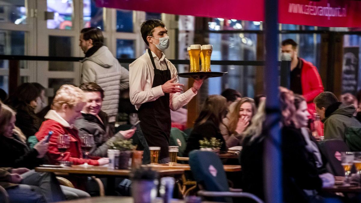 Tilburg (Netherlands), 26/01/2022.- Patrons have snacks and drinks at a cafe terrace in Tilburg, The Netherlands, 26 January 2022. Cafes and restaurants are allowed to receive guests again from 26 January after the Dutch cabinet relaxed restrictions implemented to curb the spread of new COVID-19 cases fueled by the Omicron variant. (Abierto, Países Bajos; Holanda)