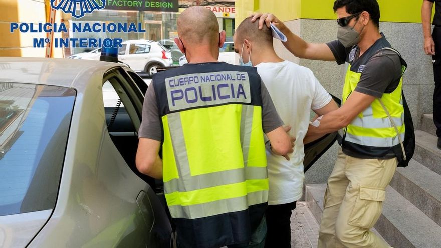 La Policía detiene por dañar una sede de IU en León al neonazi que atacó el local de Podemos en Cartagena