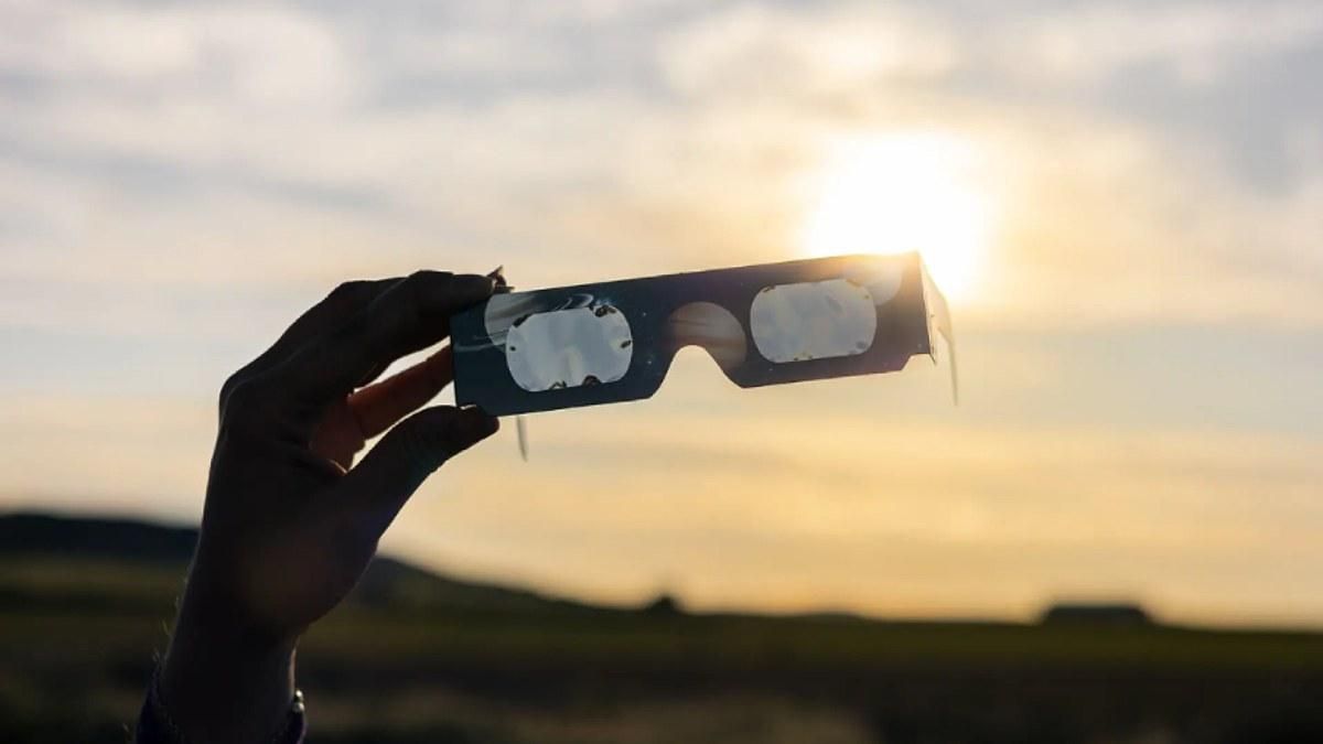 El Ayuntamiento de León reparte este miércoles gafas para ver el eclipse solar total en Espacio Vías